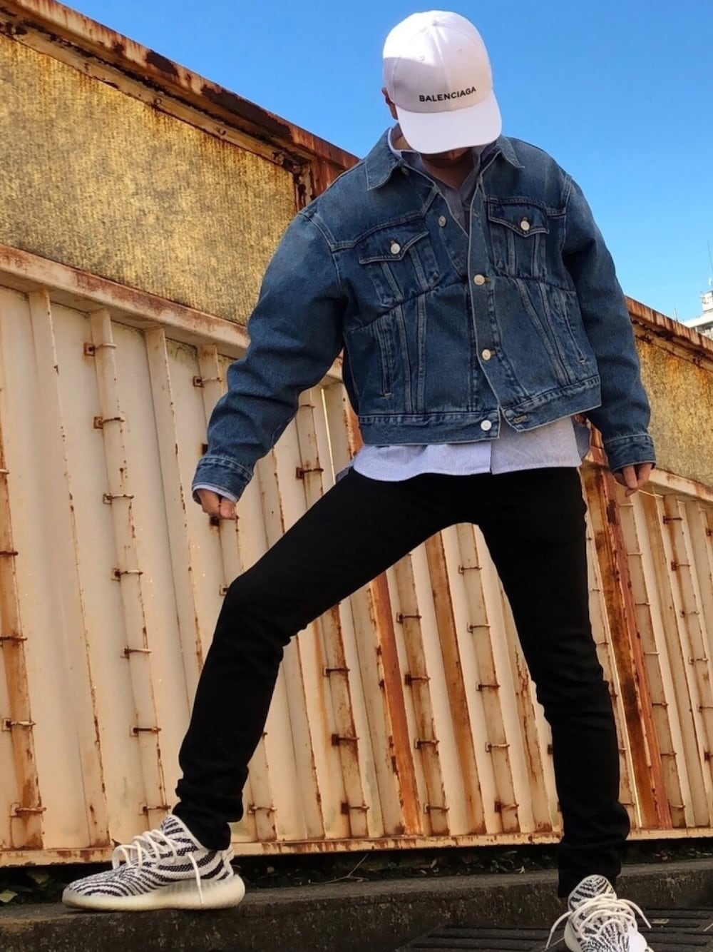 ブルー系のデニムジャケット、ブラック系のデニムパンツ、ブルー系のシャツ/ブラウスを着用したメンズの秋コーディネートの1枚目の写真