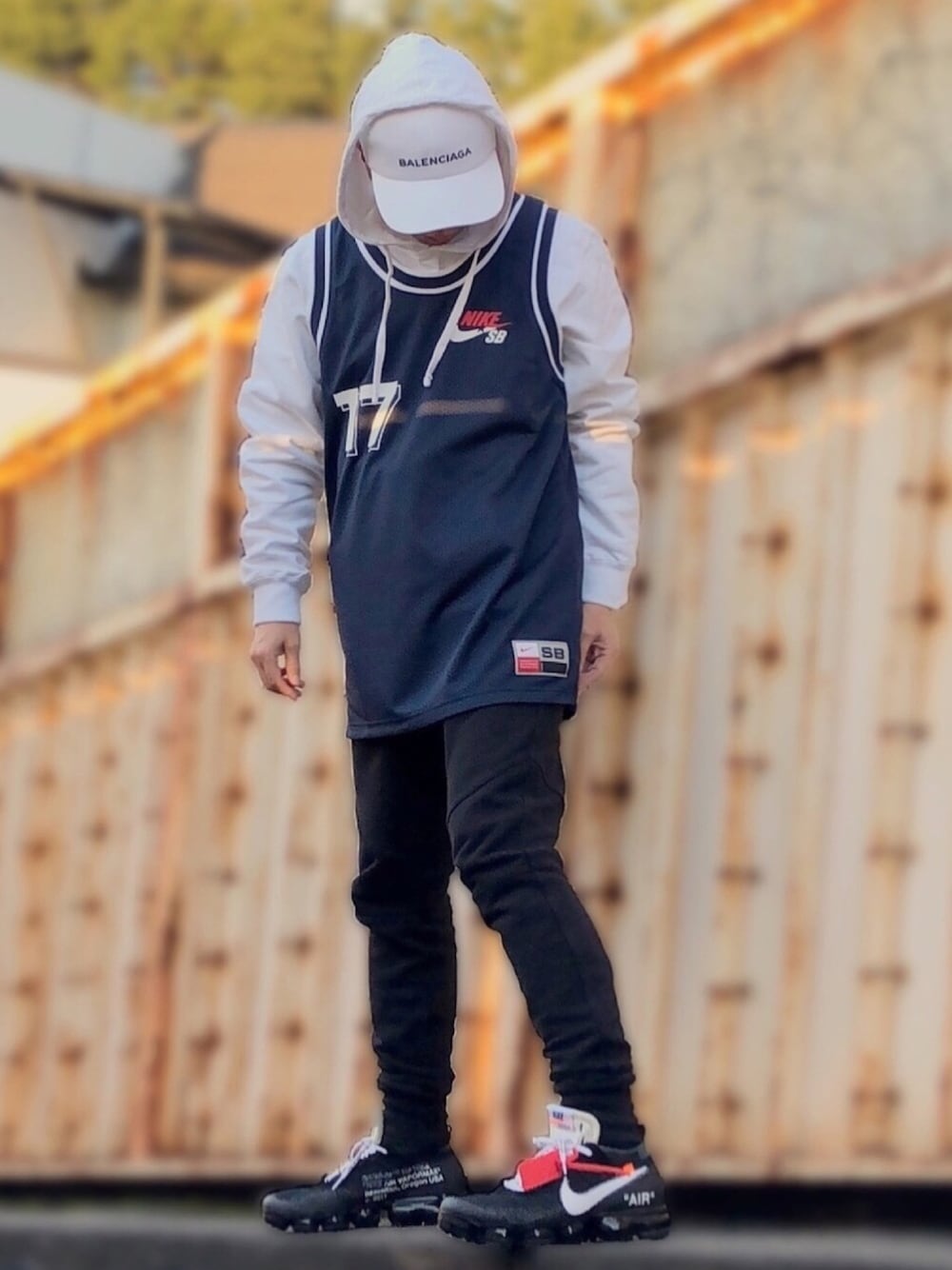 ホワイト系のパーカー、ブルー系のタンクトップ、ブラック系のその他パンツを着用したメンズの冬コーディネートの1枚目の写真