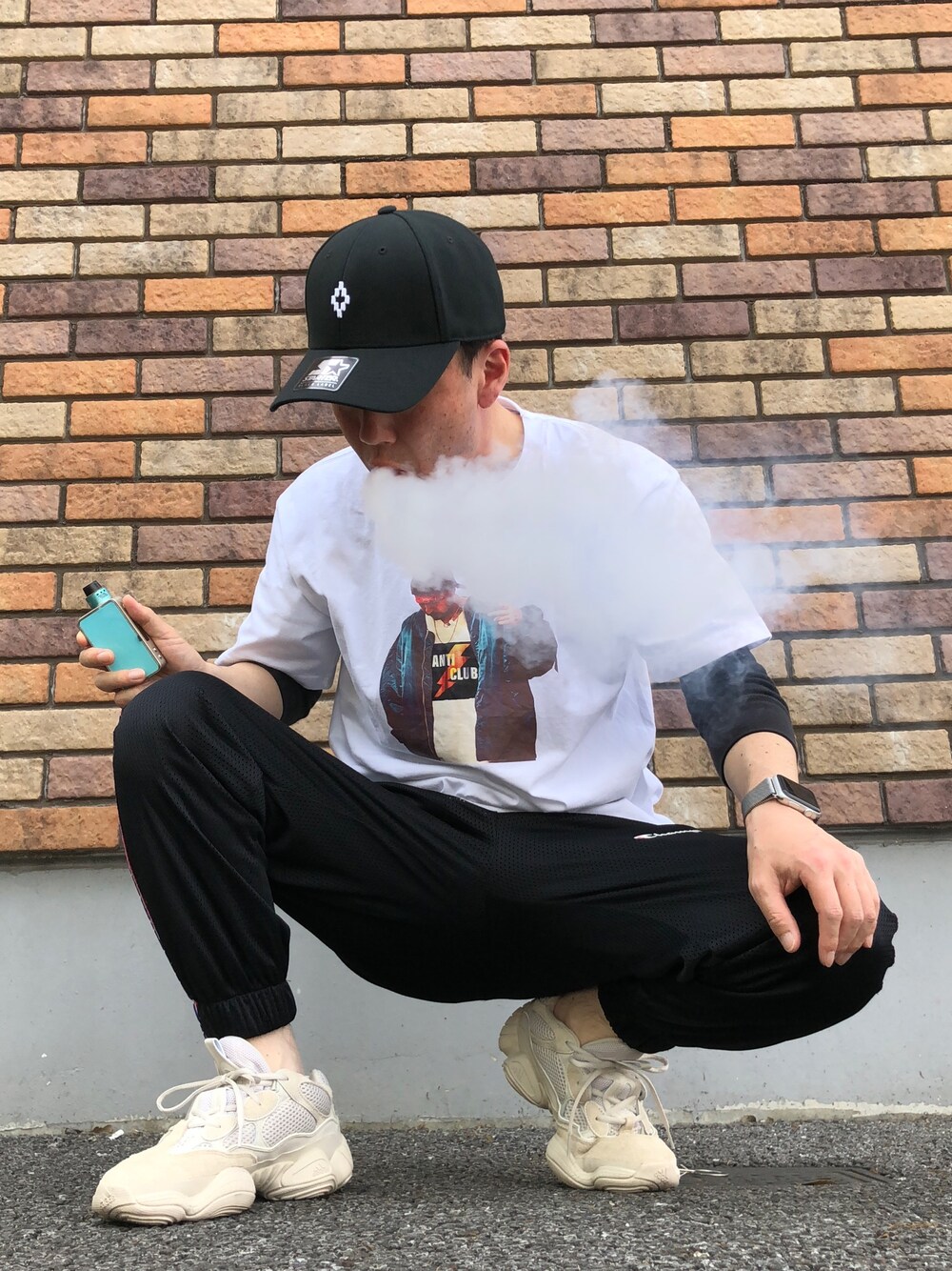 ホワイト系のTシャツ/カットソー、ブラック系のその他パンツ、ホワイト系のスニーカーを着用したメンズの春コーディネートの1枚目の写真