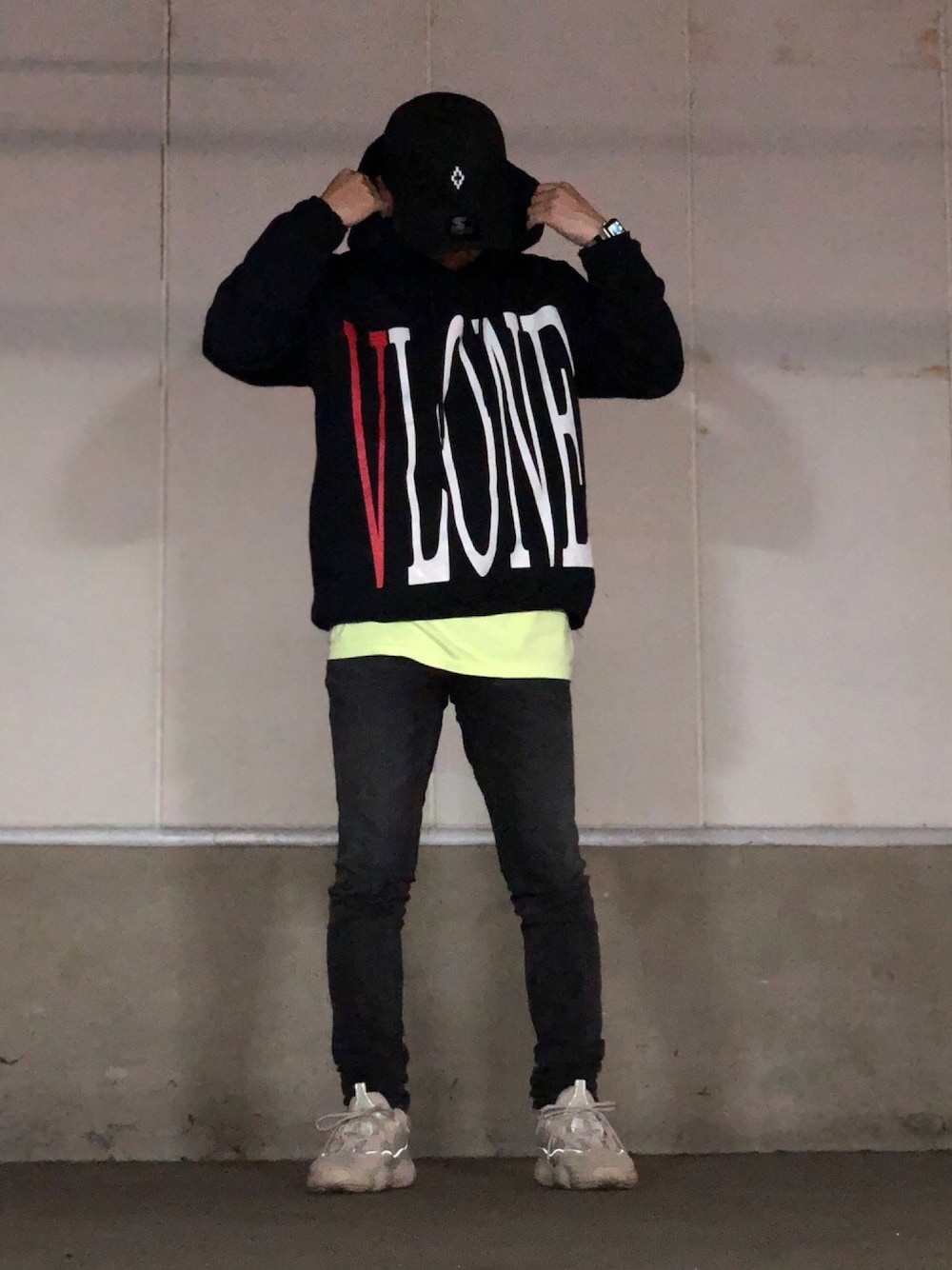 「休日スタイル、お洒落さんとつながりたい、カジュアル、雨の日コーデ、スキニーデニム、ストリート、streetstyle、レイヤードスタイル、黒、パーカー」｜「MARCELO BURLONのMARCELO BURLON 『STARTER PELKEN』キャップ（キャップ、ブラック系）」を使った、ひろしさん（メンズ・166cm）の春コーディネートの1枚目の写真