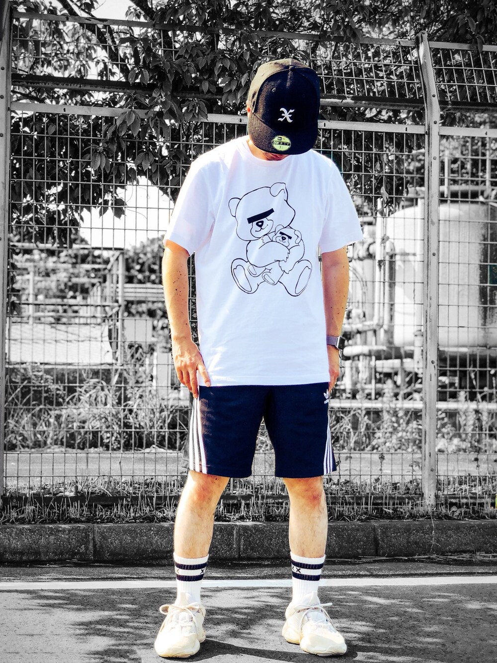 ホワイト系のTシャツ/カットソー、ブラック系のその他パンツ、ベージュ系のスニーカーを着用したメンズの夏コーディネートの1枚目の写真