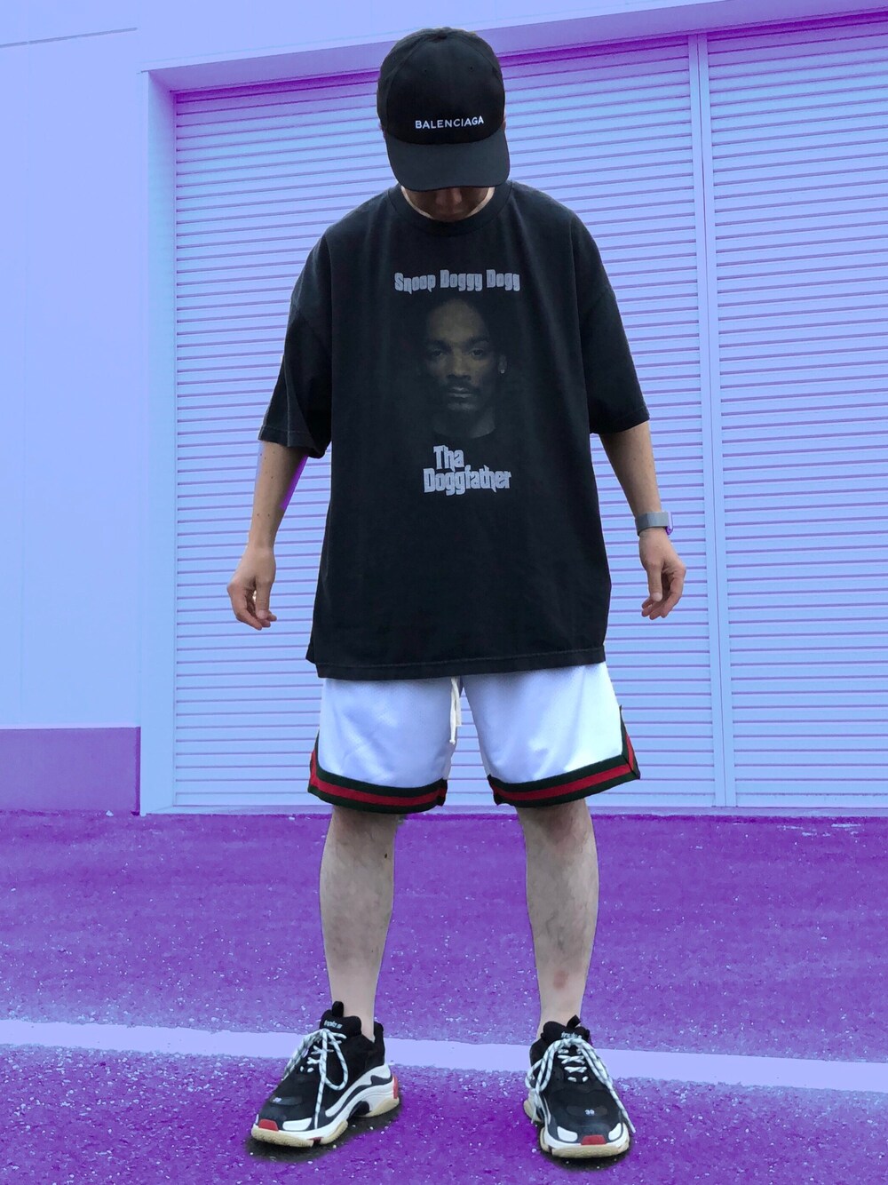 ブラック系のTシャツ/カットソー、ホワイト系のその他パンツ、ブラック系のスニーカーを着用したメンズの夏コーディネートの1枚目の写真