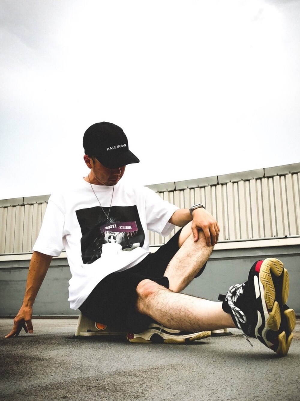ホワイト系のTシャツ/カットソー、ブラック系のその他パンツ、ブラック系のスニーカーを着用したメンズの夏コーディネートの1枚目の写真
