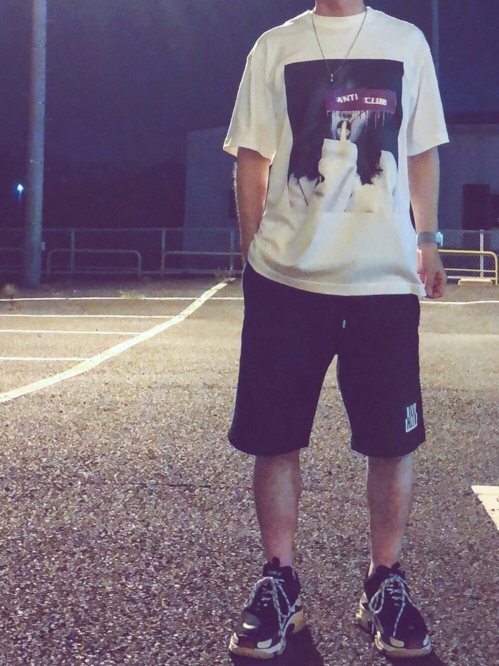 ホワイト系のTシャツ/カットソー、ブラック系のその他パンツ、ブラック系のスニーカーを着用したメンズの夏コーディネートの1枚目の写真