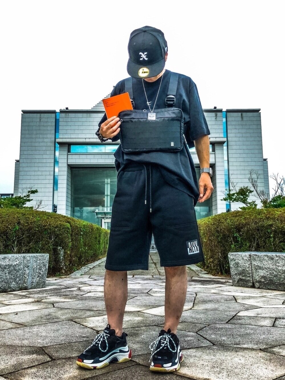ブラック系のTシャツ/カットソー、ブラック系のボディバッグ/ウエストポーチ、ブラック系のその他パンツを着用したメンズの夏コーディネートの1枚目の写真