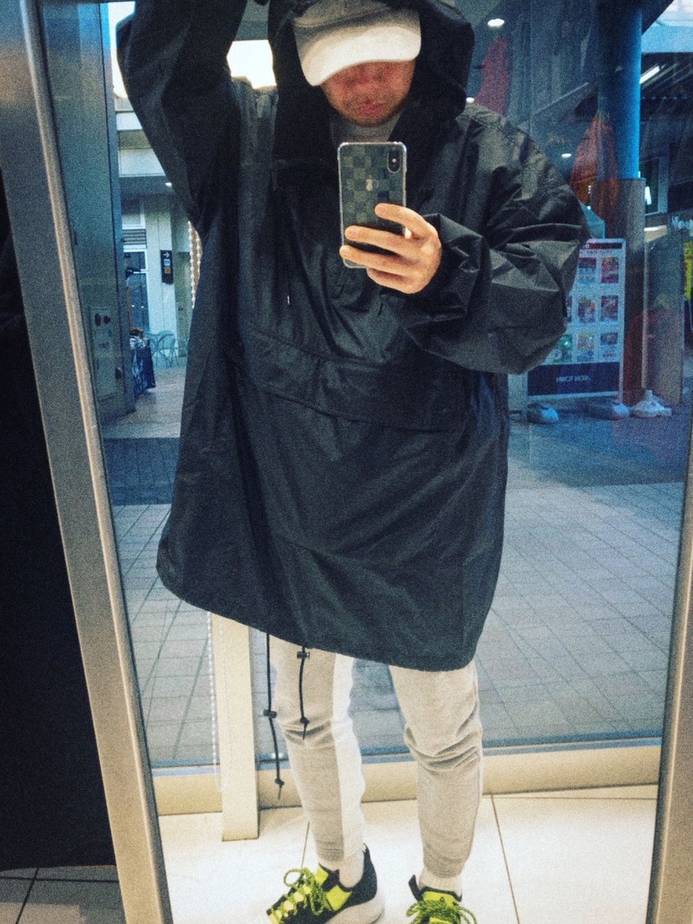 「お気に入りの服でデートに行こう、シンプルコーデ、ビッグシルエット、黒、きれいめカジュアル、アノラックパーカー、calvinklein、ストリート、トラックパンツ、ゆるコーデ」｜「acoldwall*のアイテム（キャップ、シルバー系）」を使った、ひろしさん（メンズ・166cm）の冬コーディネートの1枚目の写真