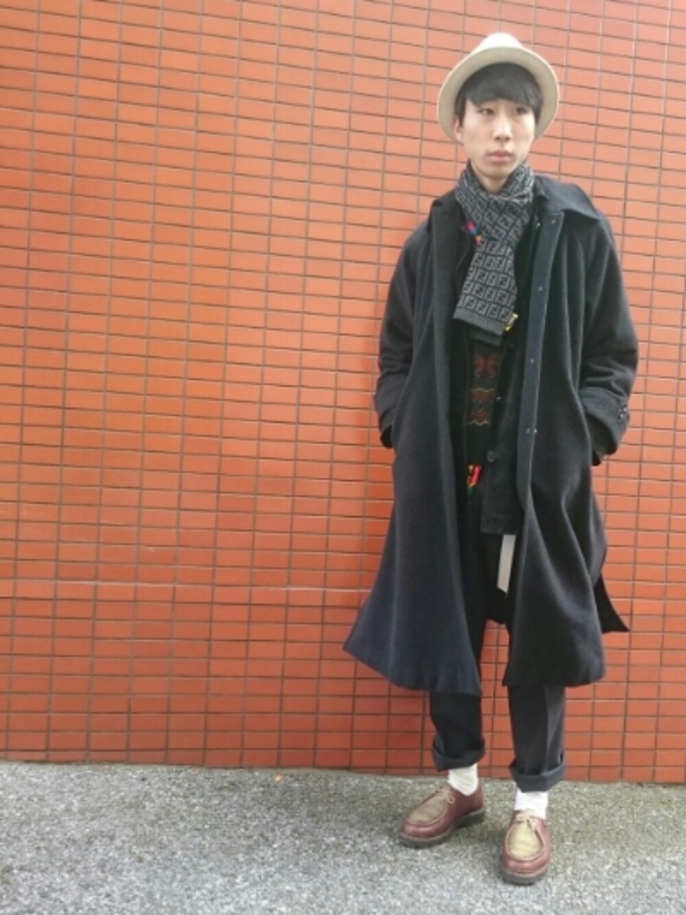 「冬、黒、チャコールグレー、vintage、used、柄シャツ、柄ニット」｜「CA4LAのCA4LAハット(白)（ハット、ホワイト系）」を使った、おたべさん（メンズ・179cm）の冬コーディネートの1枚目の写真