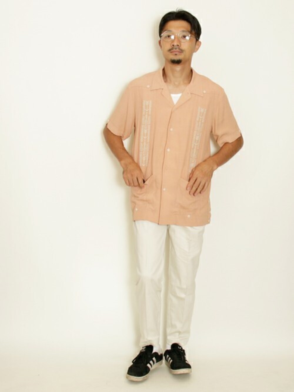 ピンク系のシャツ/ブラウス、ホワイト系のタンクトップ、ホワイト系のチノパンツを着用したメンズの夏コーディネートの1枚目の写真