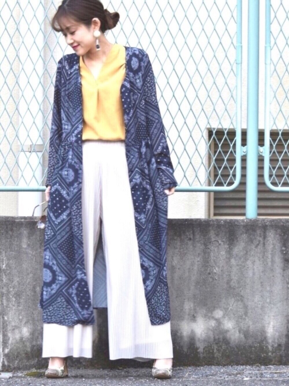 「大人カジュアル、春コーデ、ワイドパンツ、プリーツパンツ、オトナカジュアル、おしゃれ、おしゃれさんと繋がりたい、イエロー、ネイビー、バンダナ」｜「eMunのアイテム（ピアス（両耳用）、ブルー系）」を使った、tsurumayu☆さん（レディース・153cm）の冬コーディネートの1枚目の写真