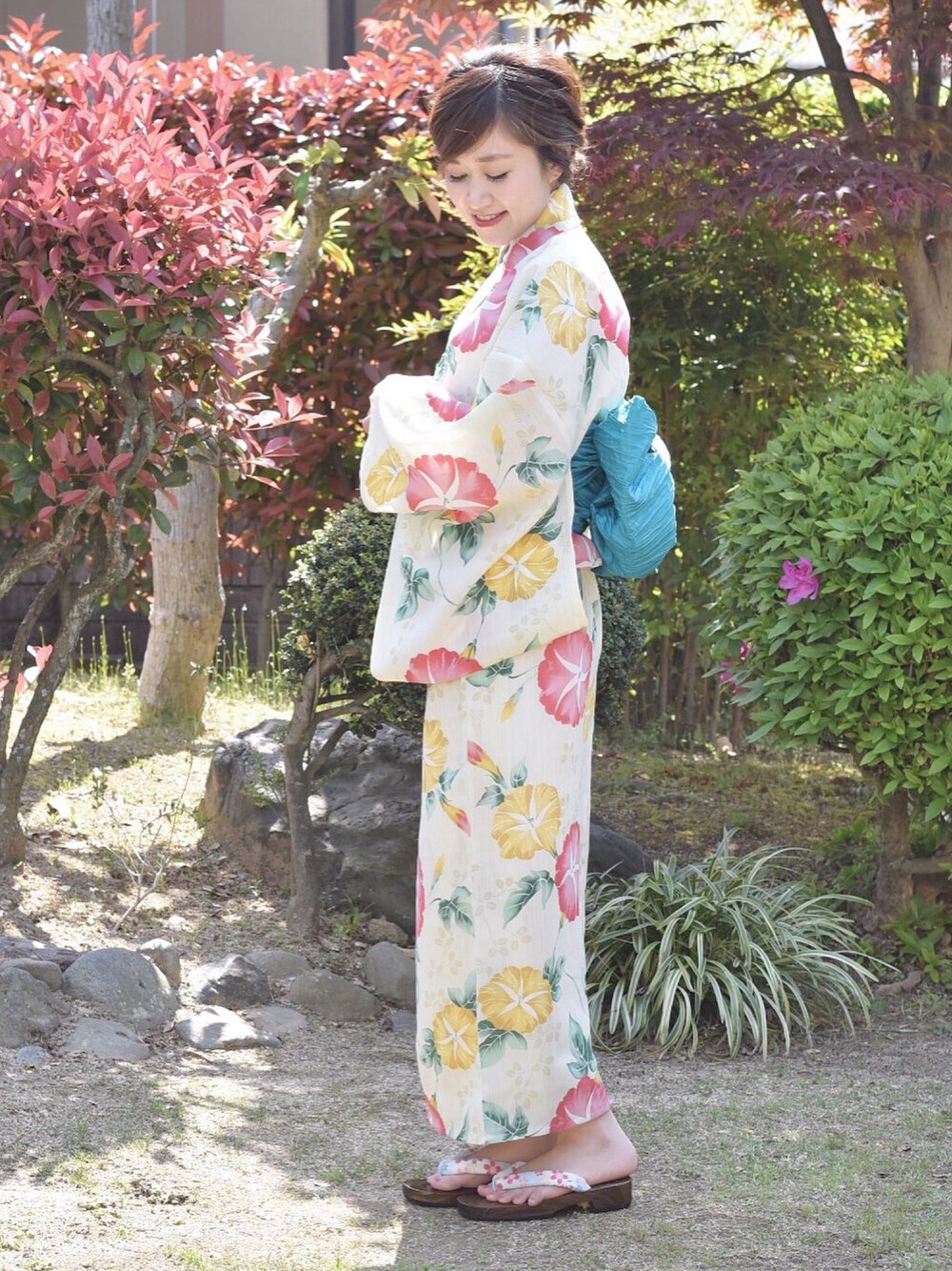 イエロー系の浴衣を着用したレディースの春コーディネートの1枚目の写真