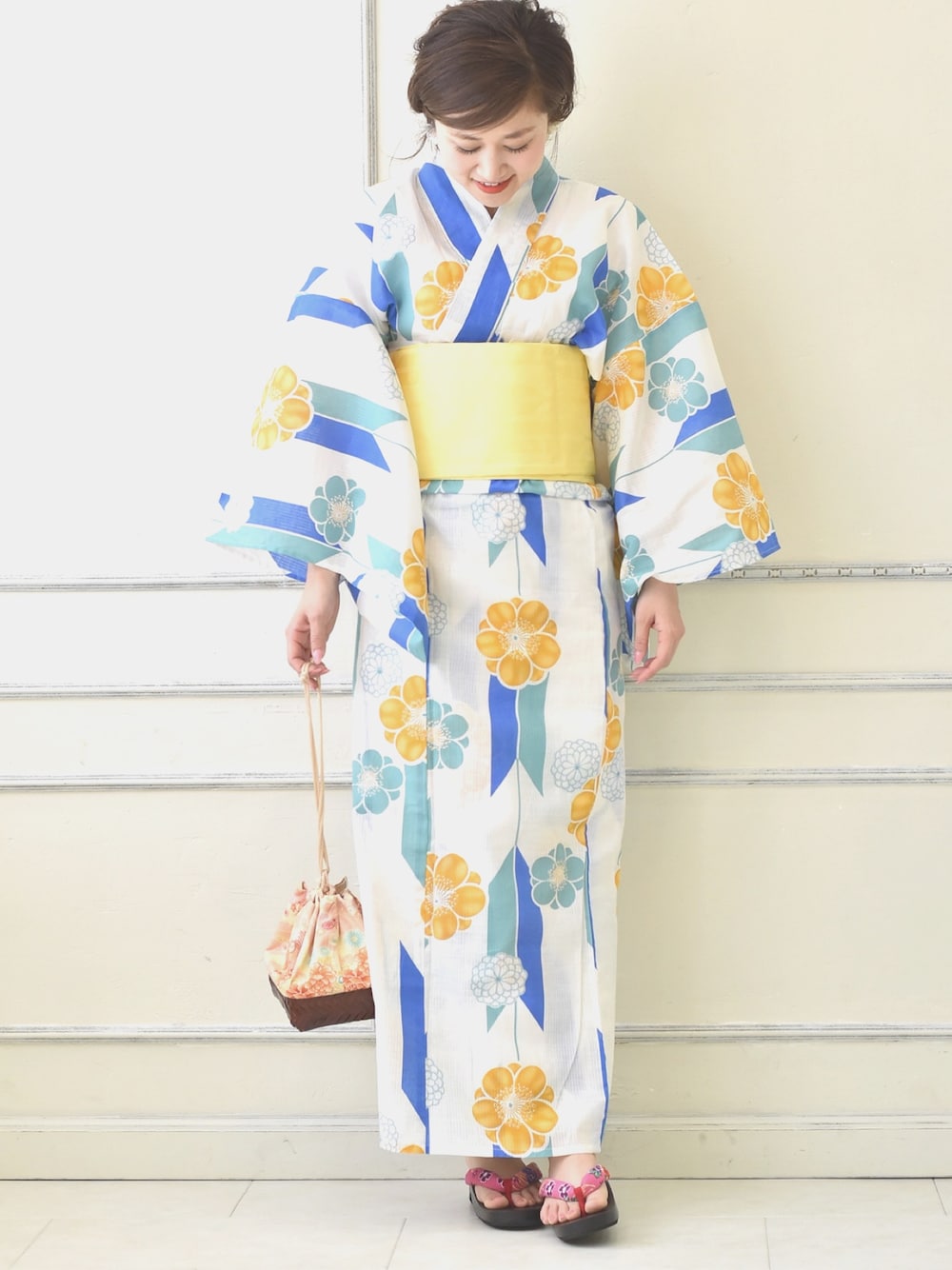 ホワイト系の浴衣を着用したレディースの夏コーディネートの1枚目の写真