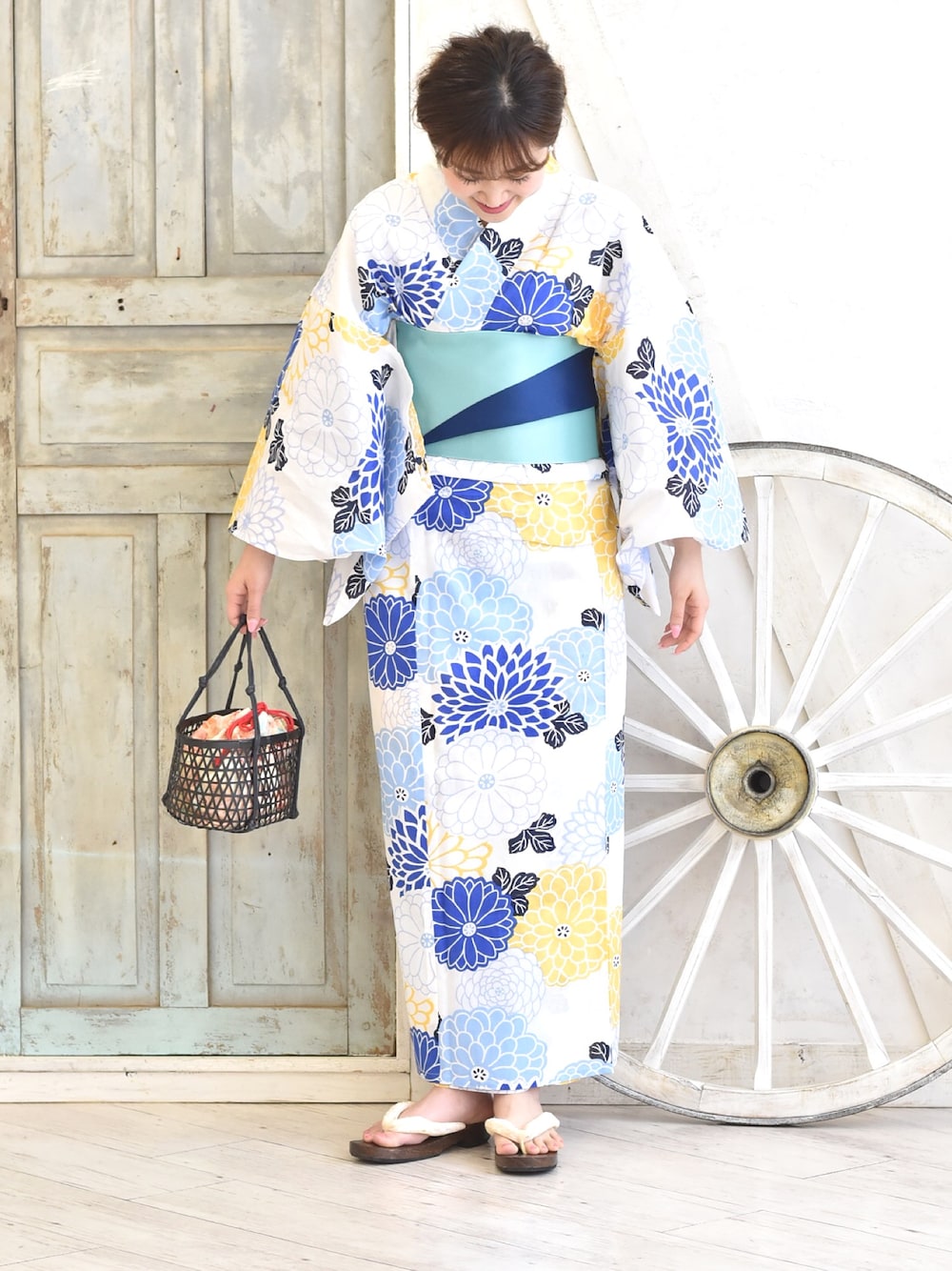 ホワイト系の浴衣を着用したレディースの夏コーディネートの1枚目の写真