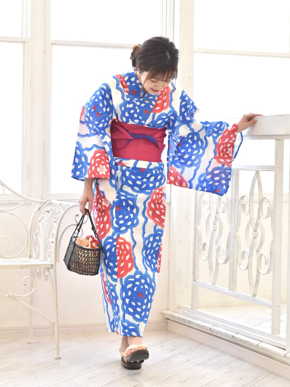 ホワイト系の浴衣を着用したレディースの夏コーディネートの1枚目の写真