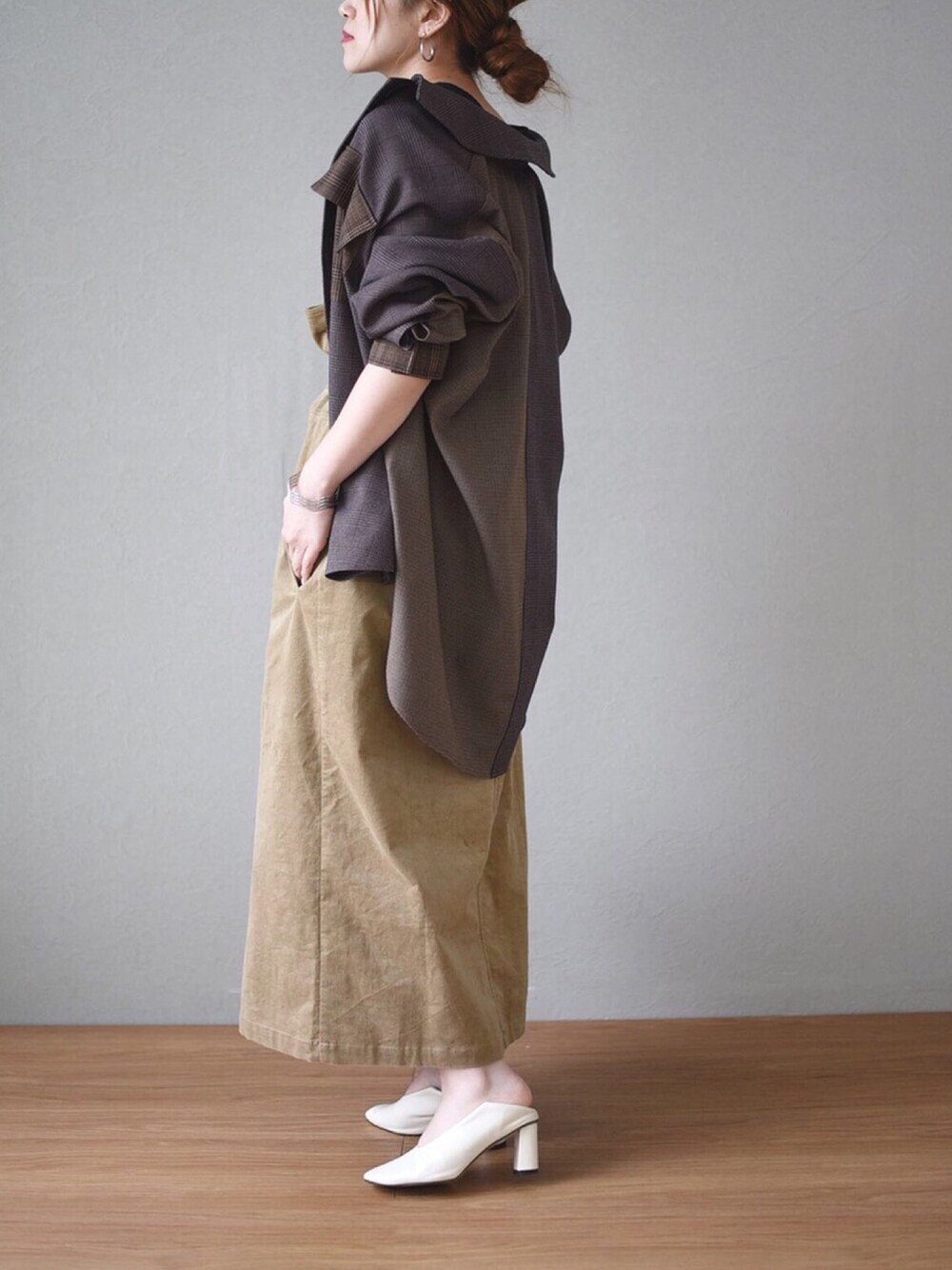 「チェック柄に恋してる、秋コーデ、お洒落さんとつながりたい、ootd、outfit、大人コーデ、チェックシャツ、シンプルコーデ、オトナ女子、ジャンパースカート」｜「LHELBIEのCPOチェックパターン切替シャツ（シャツ/ブラウス、ブラウン系）」を使った、tsurumayu☆さん（レディース・153cm）の秋コーディネートの1枚目の写真