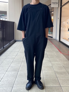 「オールブラック」｜「アイテム（サロペット/オーバーオール）」を使った、田邊敬一朗さん（メンズ・177cm）の夏コーディネート