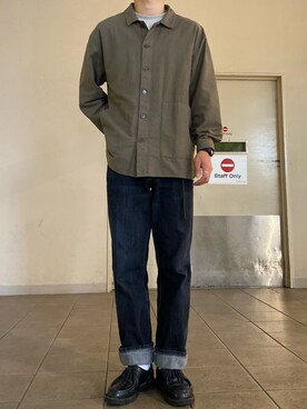 「KENZO（ケンゾー）のアイテム（デニムパンツ）」を使った、田邊敬一朗さん（メンズ・177cm）の秋コーディネート
