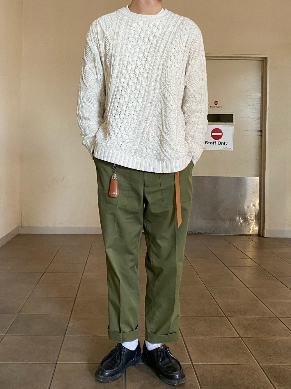 「秋冬コーデ、冬、白ニット、カーキ、きれいめカジュアル、冬コーデ、ミリタリー、カーキパンツ、大人カジュアル、大人コーデ」｜「CIAOPANICのクレイジーアランニットプルオーバー（ニット/セーター、ブラック系）」を使った、田邊敬一朗さん（メンズ・177cm）の冬コーディネートの1枚目の写真
