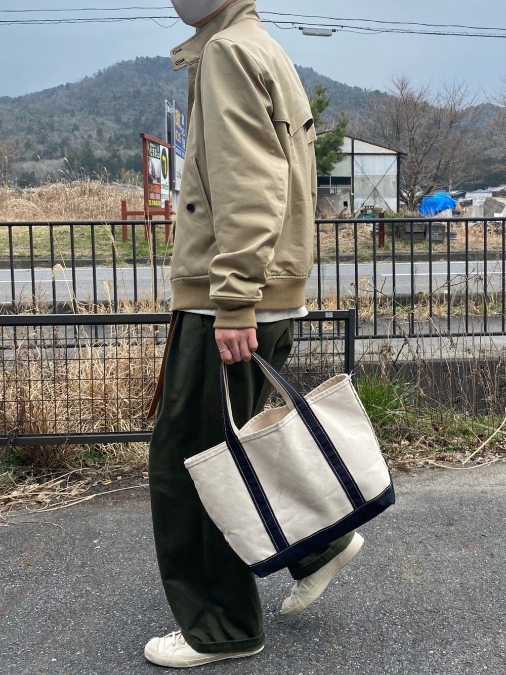 「はるコーデ、おしゃれさんと繋がりたい、シンプルコーデ、休日コーデ、革靴、カジュアル、オトナカジュアル、ブラック、デニム、UNIQLO」｜「J PRESSのアイテム（ジャケット/アウター、ベージュ系）」を使った、田邊敬一朗さん（メンズ・177cm）の春コーディネートの1枚目の写真