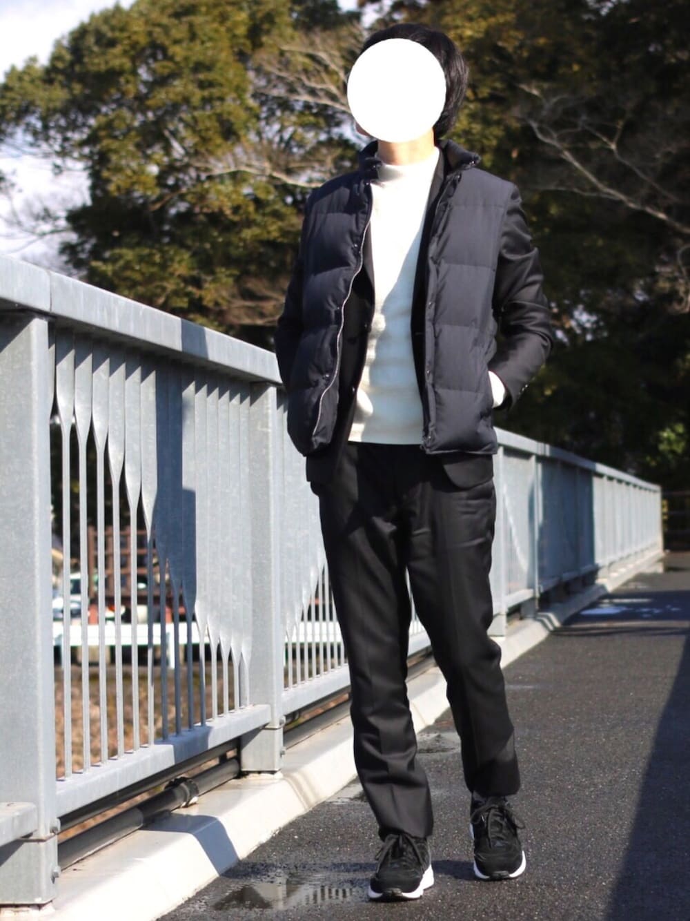 「シンプル、セットアップ、ニット、スニーカー、ダウンベスト」｜「SOPHNET.のDOWN VEST（ダウンベスト、ブラック系）」を使った、pon-cさん（メンズ・173cm）の冬コーディネートの1枚目の写真