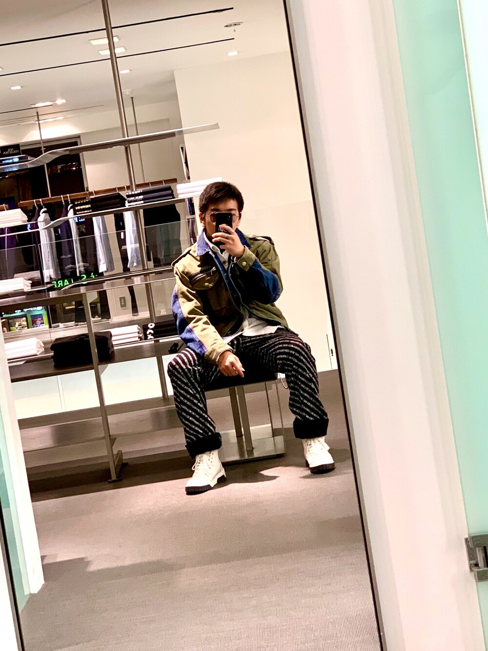 「冬コーデ、ストリートコーデ、ジージャン、カーキ、ホワイト、ストレートデニム、Diesel、おしゃれさんと繋がりたい」｜「DIESELのメンズ ジャケット ミリタリージャケット（ミリタリージャケット、グリーン系）」を使った、y_skさん（メンズ・176cm）の冬コーディネートの1枚目の写真