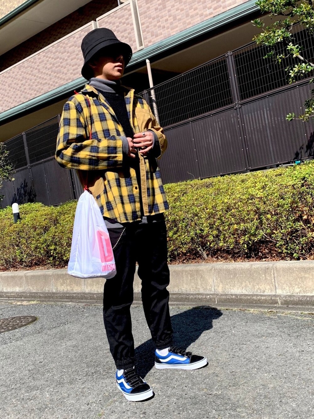 「ストリート、オーバーサイズ、ベスト、オールドスクール、巾着バッグ、お洒落さんとつながりたい、おしゃれさんと繋がりたい、いいね、save、フォローお願いします🤑」｜「SPINNSの深バケットハット 無地リング（ハット、ブラック系）」を使った、y_skさん（メンズ・175cm）の春コーディネートの1枚目の写真