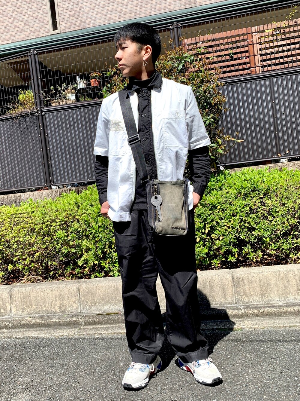 「今日のコーデ、モノトーン、ブラック、スニーカーコーデ、古着MIX、ビッグシルエット、Diesel、UNIQLO U、いいね、save、フォローお願いします🤑、おしゃれさんと繋がりたい」｜「TAPIE STYLEのアイテム（イヤリング（片耳用）、シルバー系）」を使った、y_skさん（メンズ・174cm）の春コーディネートの1枚目の写真