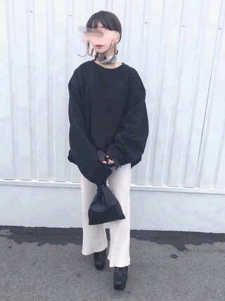 ayana is wearing UNE MANSION "裏起毛オーバーシルエット７カラースウェット"