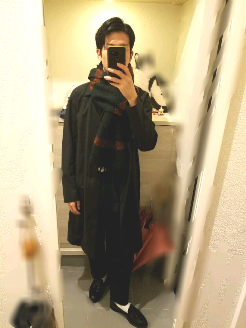 「休日スタイル、秋冬コーデ、UNIQLO、マフラー、ステンカラーコート、JWANDERSON、ブラック、theory、シンプルスタイル、ローファー」｜「theoryのアイテム（ステンカラーコート、ブラック系）」を使った、Tさん（メンズ・167cm）の秋コーディネートの1枚目の写真