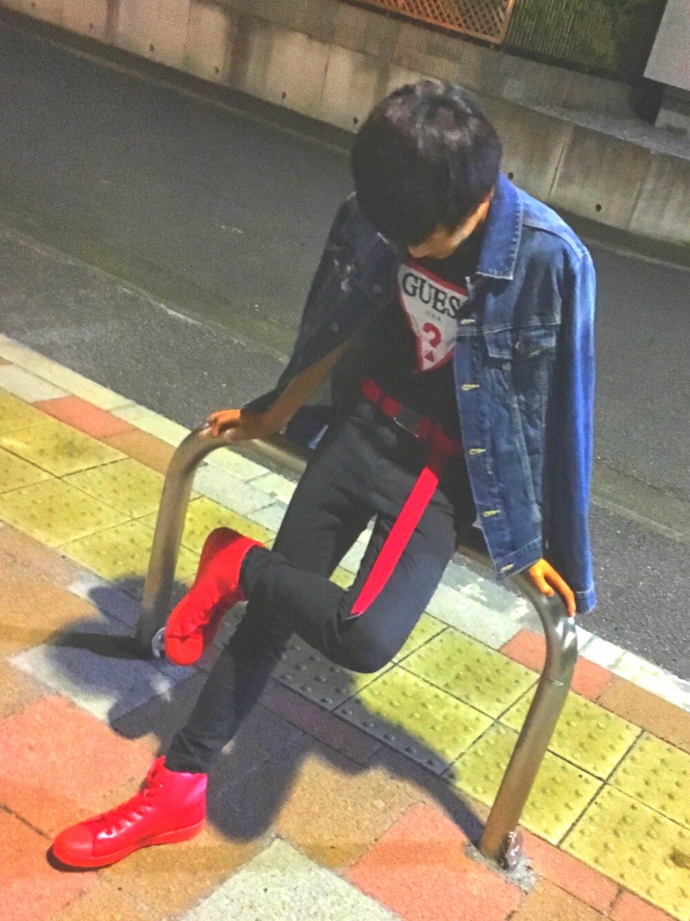 「レッド」｜「GAPのアイテム（デニムジャケット、ブルー系）」を使った、Ryuさん（メンズ・169cm）の秋コーディネートの1枚目の写真