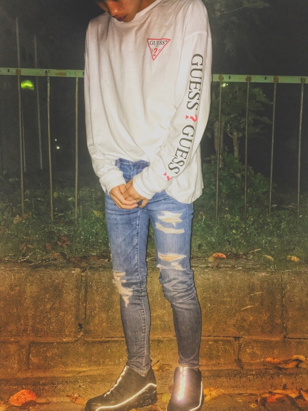 「デニムパンツ、guess、American Eagle、NIKE、like4like、goodwear」｜「Guessのアイテム（トップス、ホワイト系）」を使った、Ryuさん（メンズ・169cm）の秋コーディネートの1枚目の写真