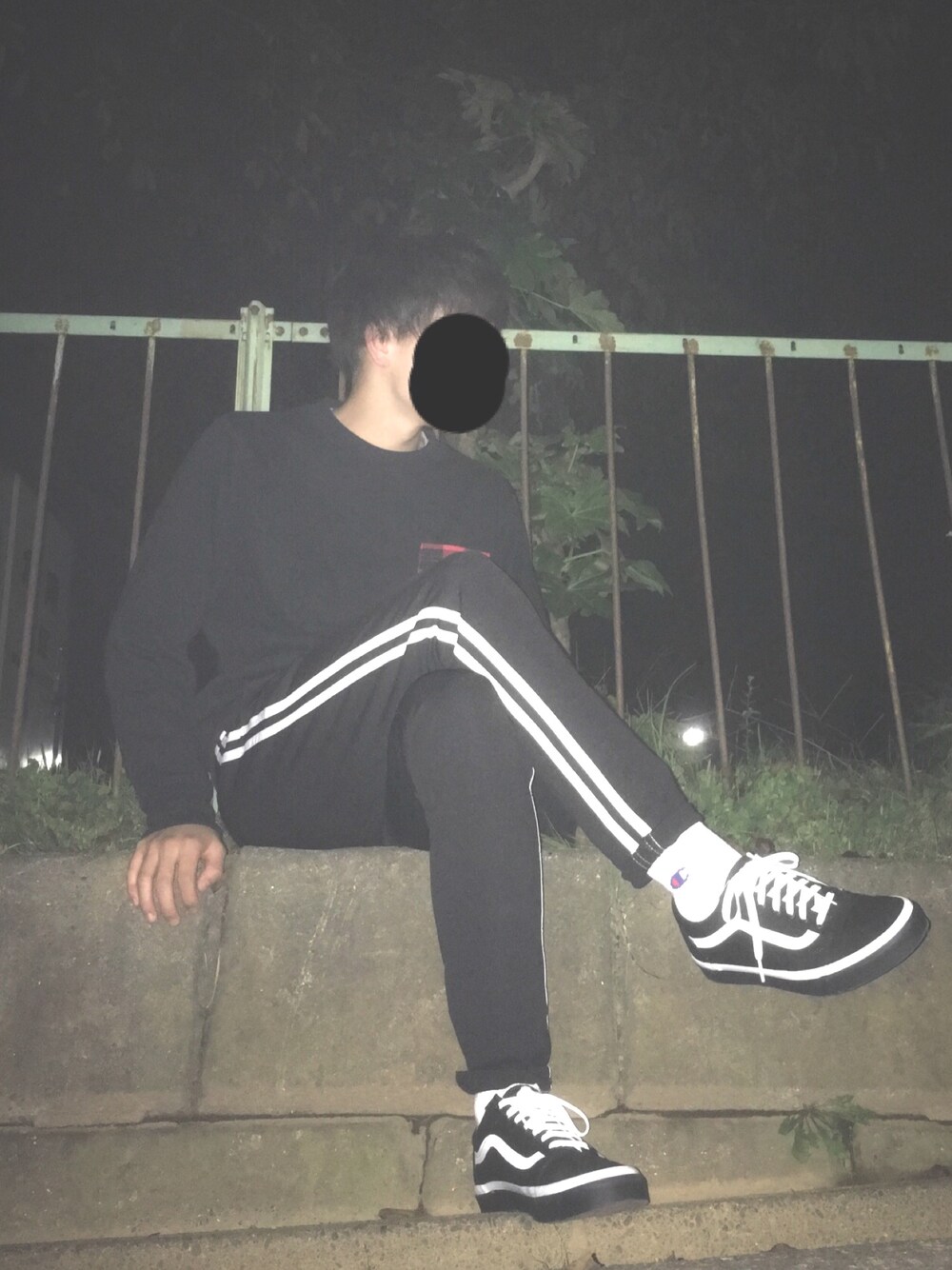 「シンプルコーデ、ブラック、白ソックス、VANS、ラインパンツ、黒」｜「MONO-MARTのスリムスキニーラインパンツ(アクティブストレッチ仕様)（その他パンツ、ブラック系）」を使った、Ryuさん（メンズ・170cm）の秋コーディネートの1枚目の写真