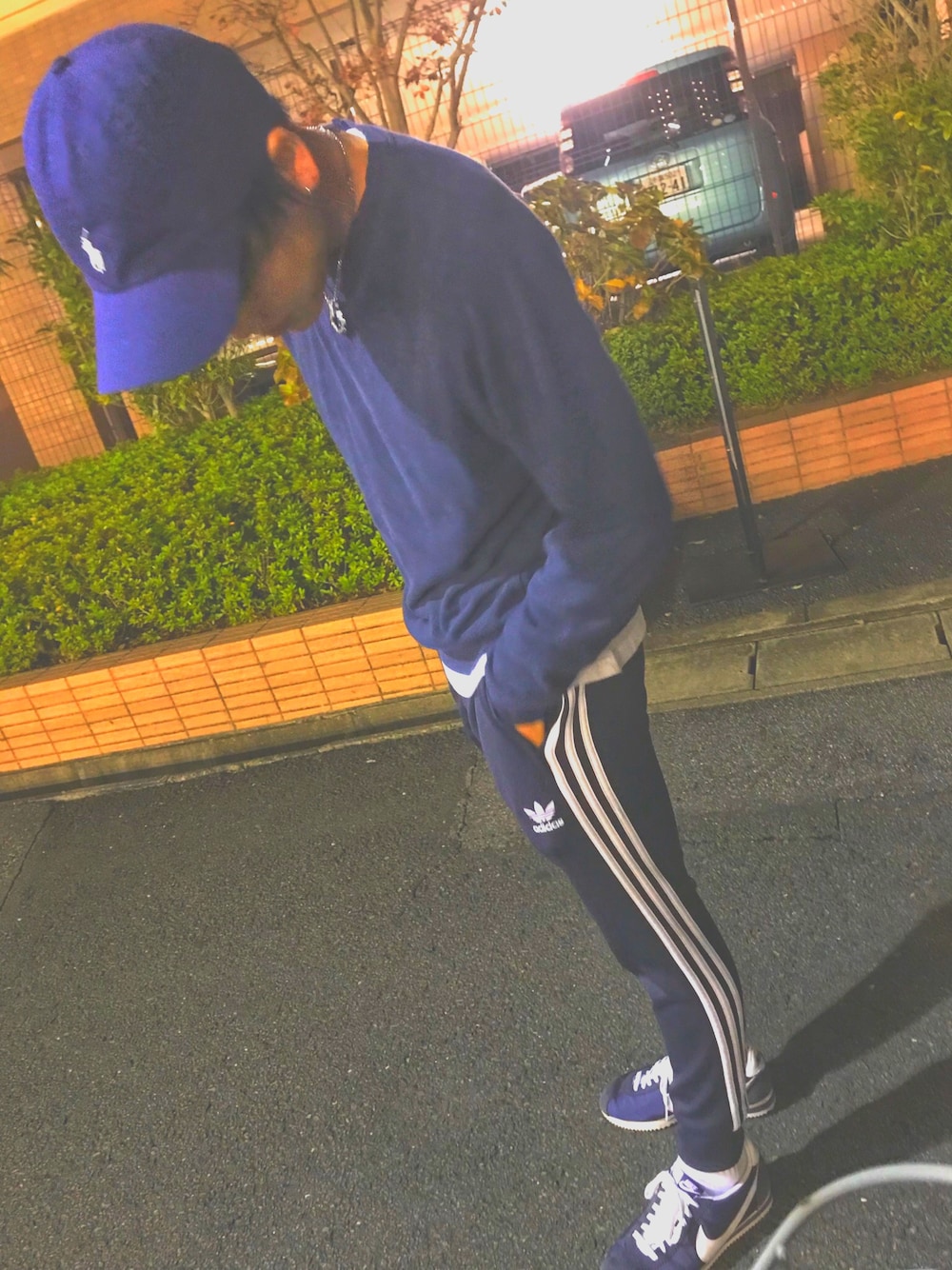 「スニーカー、シンプル、高校生、キャップ、ネイビー、adidas originals、トラックパンツ、Polo Ralph Lauren、POLICE、NIKE」｜「POLO RALPH LAURENのアイテム（キャップ、ブルー系）」を使った、Ryuさん（メンズ・170cm）の秋コーディネートの1枚目の写真