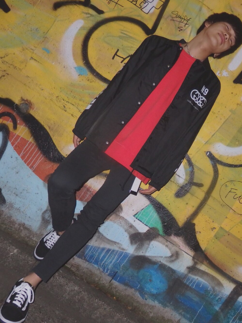 「おしゃれさんと繋がりたい、TOKYO、渋谷、VANS OLDSKOOL、スキニー、黒、コーチジャケット、プチプラコーデ」｜「RAGEBLUEの加工裏毛スウェットドロップクルー/771383（スウェット、オレンジ系）」を使った、Ryuさん（メンズ・170cm）の秋コーディネートの1枚目の写真