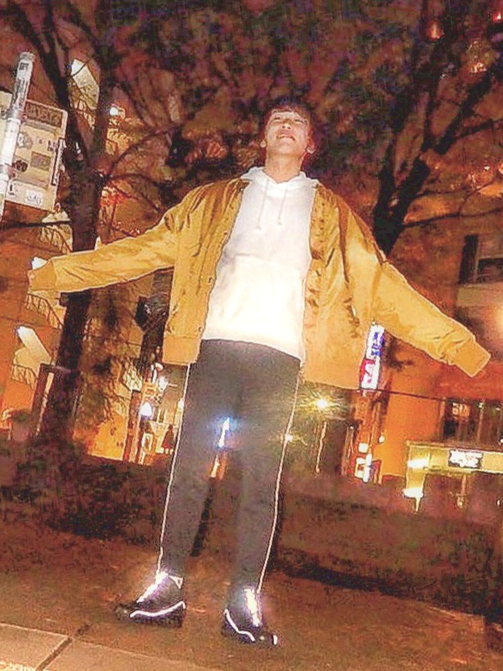 「東京、MA-1、ラインパンツ、いいね＆フォロー よろしくお願いします！、夜、白パーカー」｜「H&Mのアイテム（MA-1、ゴールド系）」を使った、Ryuさん（メンズ・170cm）の秋コーディネートの1枚目の写真