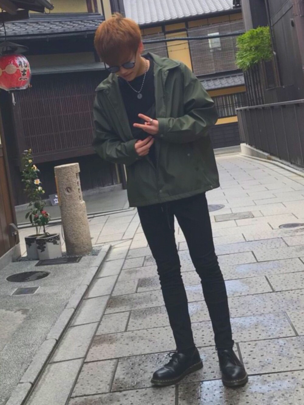 「春コーデ、黒スキニー、革靴、ゆるコーデ、大人カジュアル、Dr.Martens」｜「GUのアイテム（ジャケット/アウター、グリーン系）」を使った、Ryuさん（メンズ・171cm）の春コーディネートの1枚目の写真
