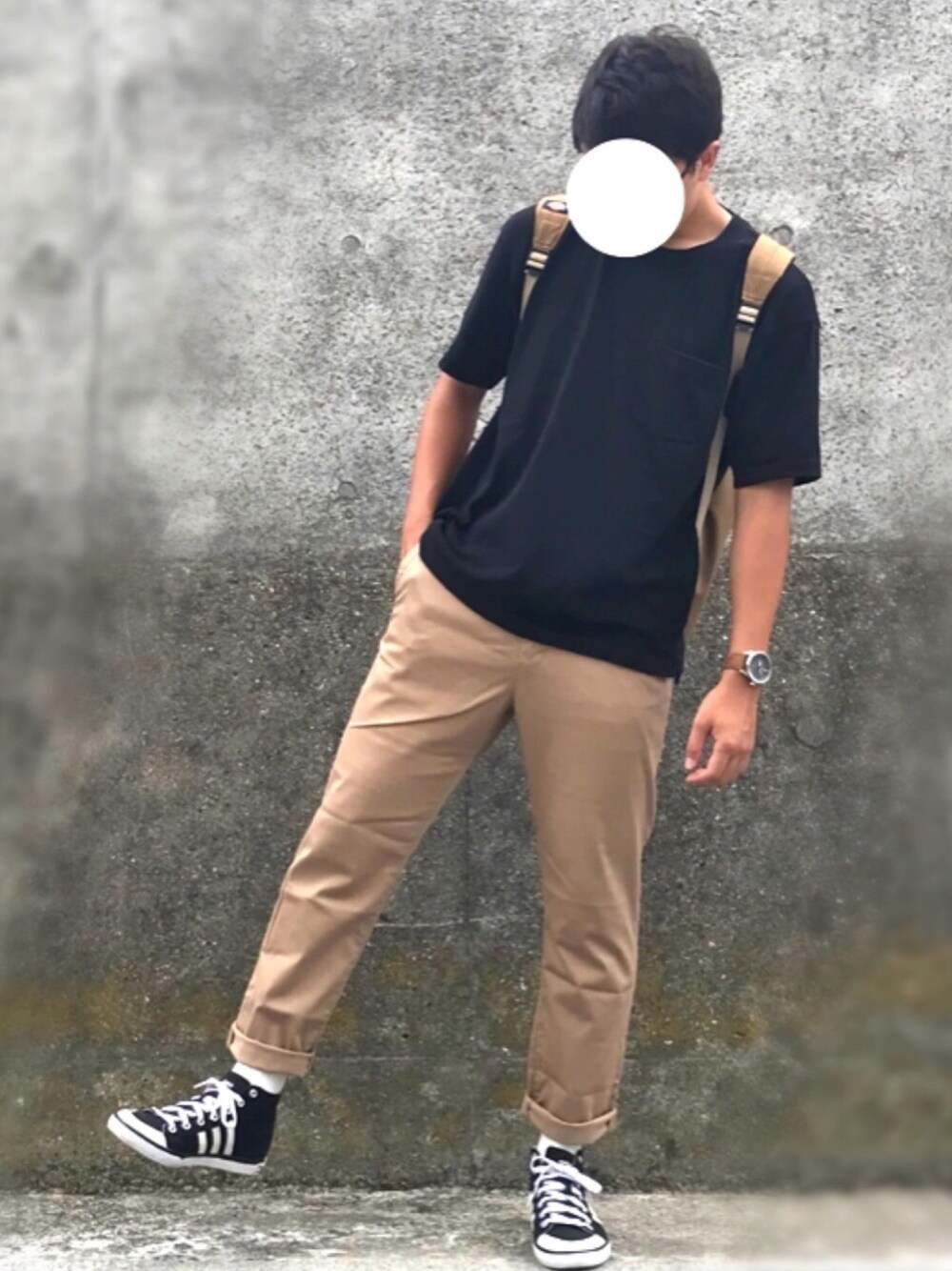 ブラック系のTシャツ/カットソー、ベージュ系のその他パンツ、ブラック系のシューズを着用したメンズの夏コーディネートの1枚目の写真