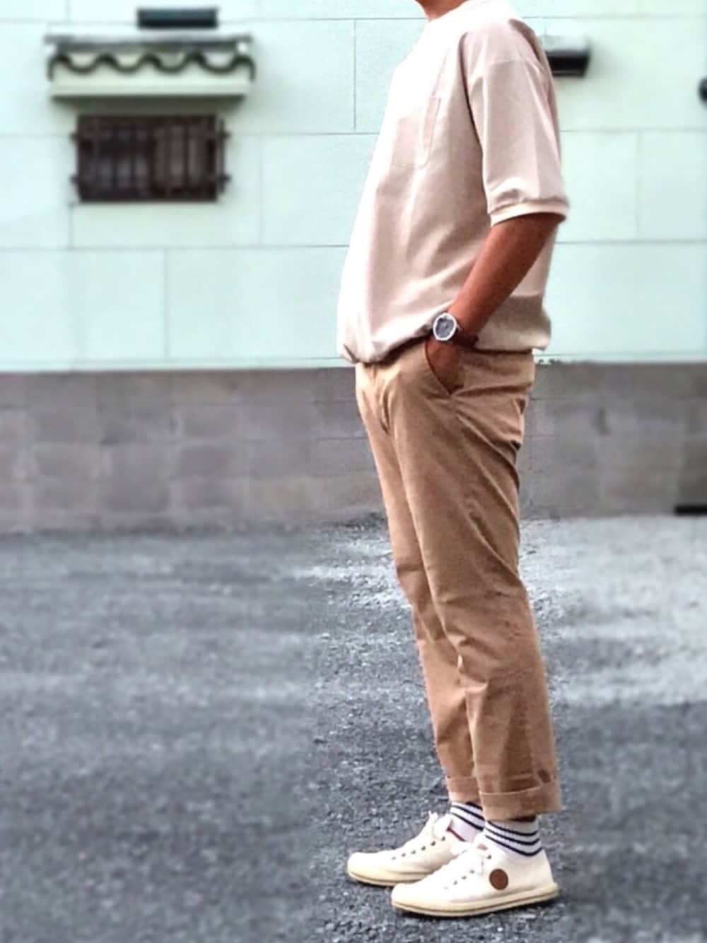 ベージュ系のその他パンツ、ベージュ系のTシャツ/カットソー、ベージュ系のスニーカーを着用したメンズの夏コーディネートの1枚目の写真
