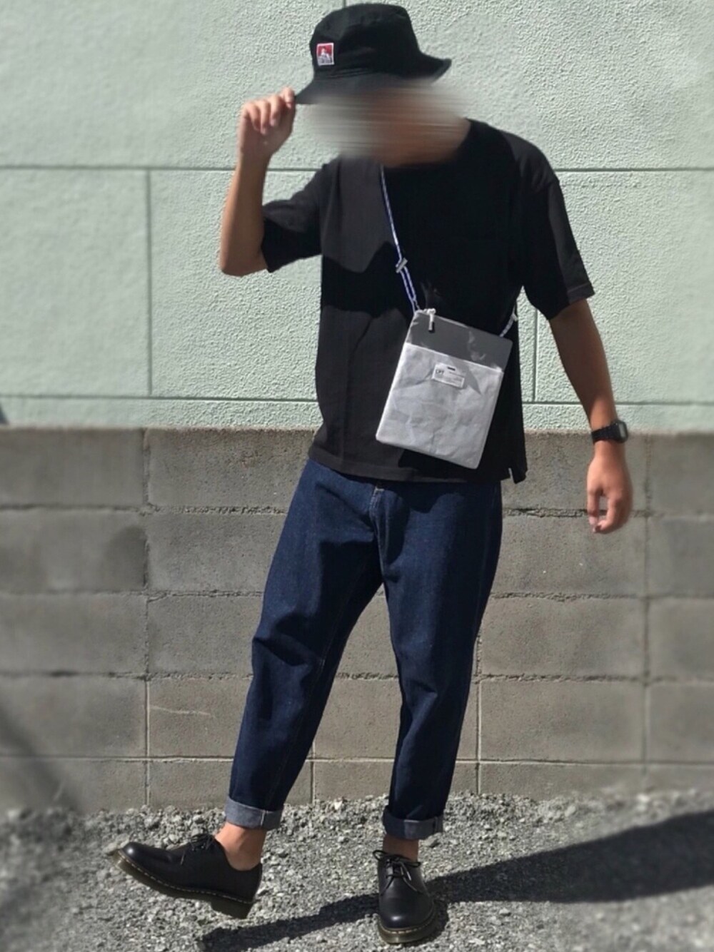 ブラック系のTシャツ/カットソー、グレー系のショルダーバッグ、ブルー系のデニムパンツを着用したメンズの夏コーディネートの1枚目の写真