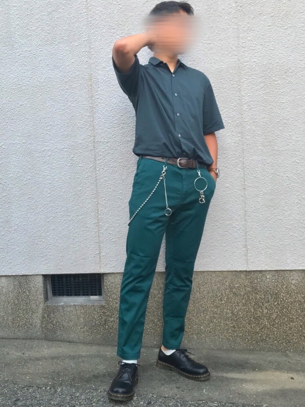 グリーン系のシャツ/ブラウス、グリーン系のその他パンツ、ブラック系のドレスシューズを着用したメンズの夏コーディネートの1枚目の写真