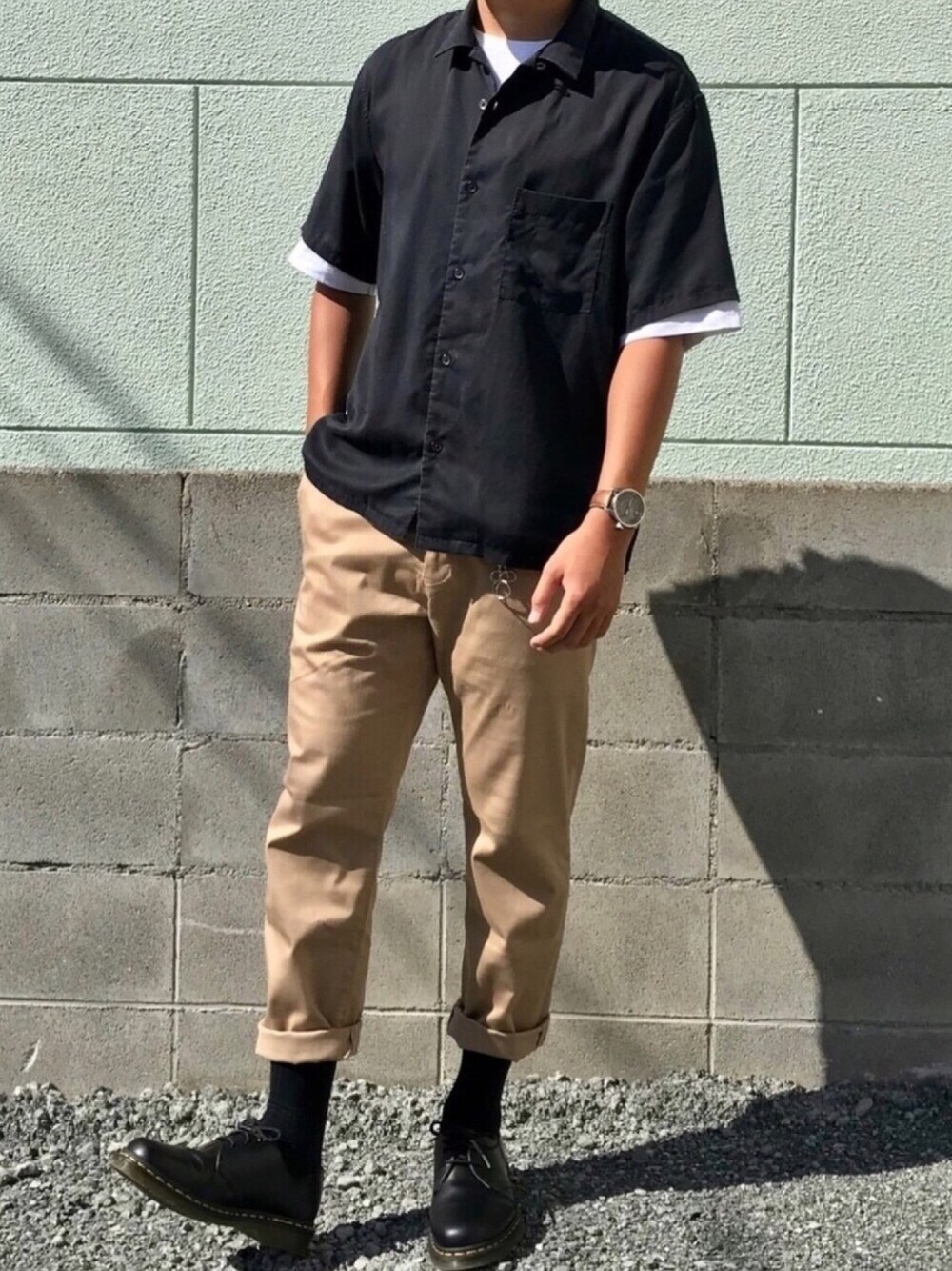 ホワイト系のTシャツ/カットソー、ブラック系のシャツ/ブラウス、ベージュ系のその他パンツを着用したメンズの秋コーディネートの1枚目の写真