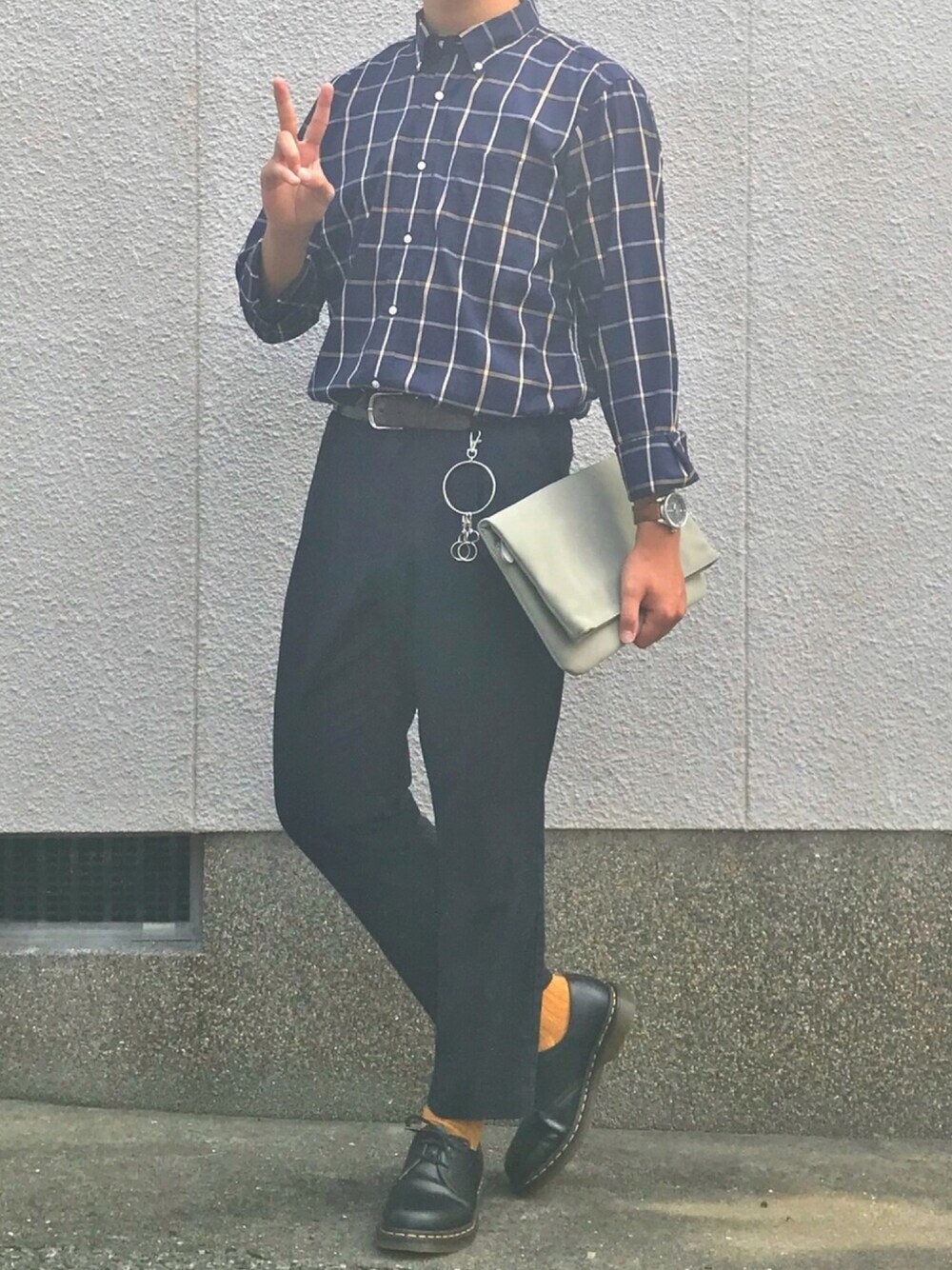 ブルー系のシャツ/ブラウス、ブルー系のパンツ、グレー系のクラッチバッグを着用したメンズの秋コーディネートの1枚目の写真