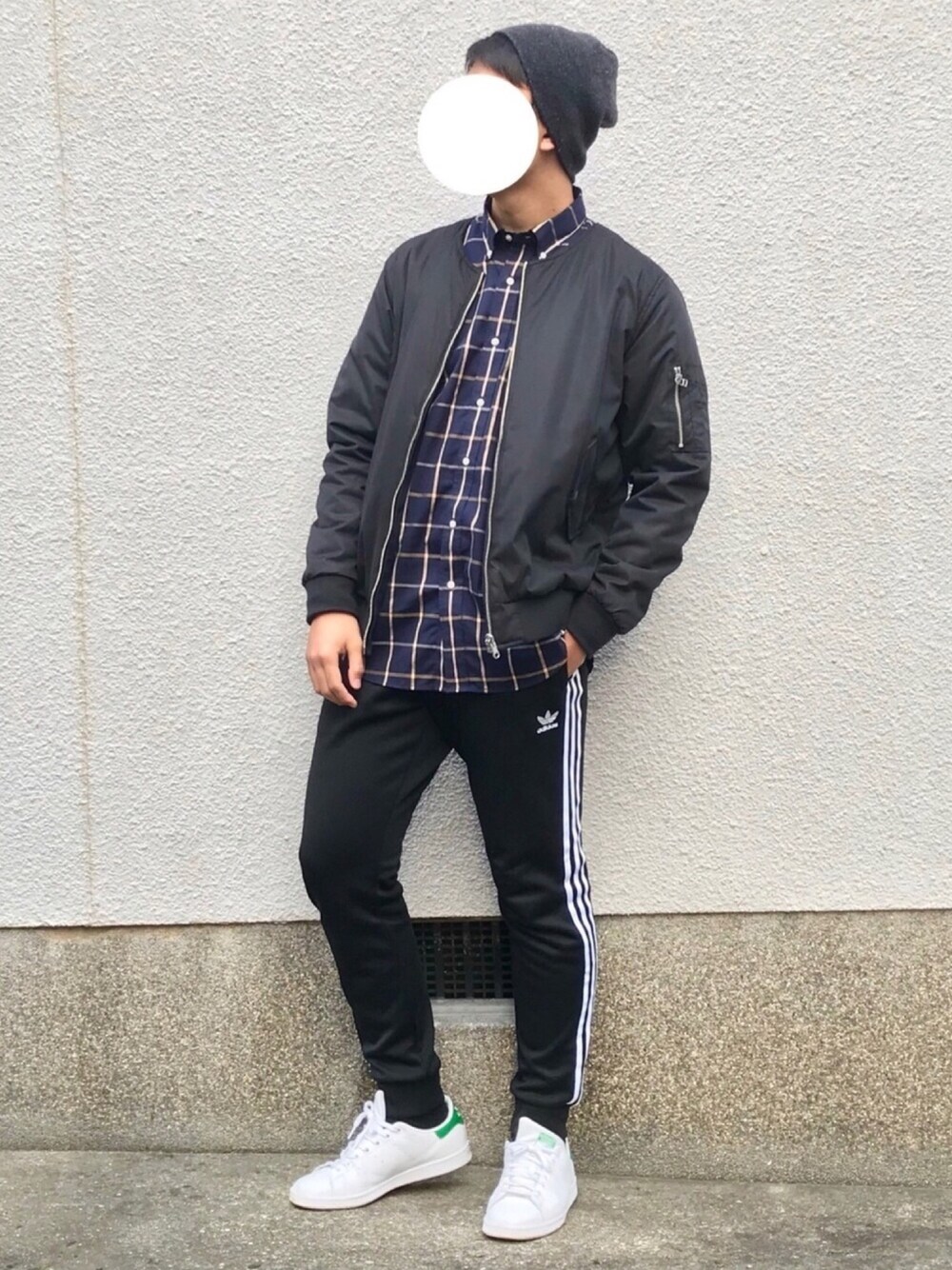 ブラック系のノーカラージャケット、ブルー系のシャツ/ブラウス、ブラック系のその他パンツを着用したメンズの秋コーディネートの1枚目の写真