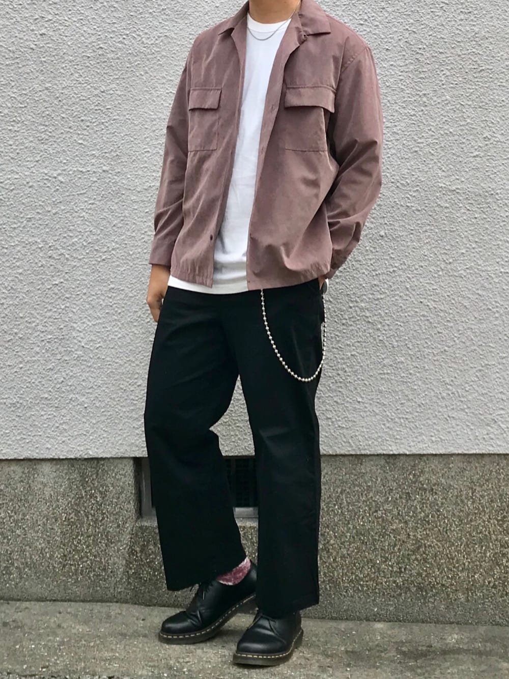 レッド系のシャツ/ブラウス、ホワイト系のTシャツ/カットソー、ブラック系のパンツを着用したメンズの秋コーディネートの1枚目の写真
