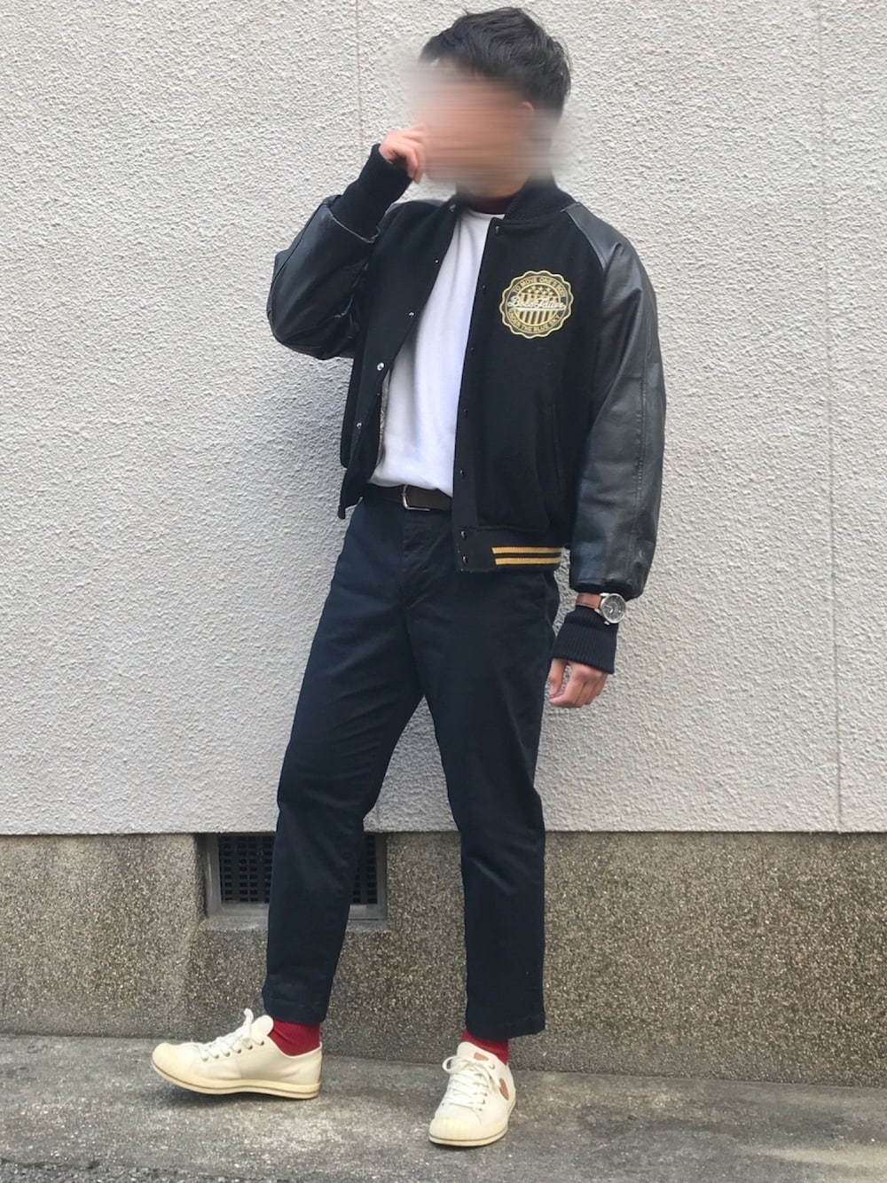 レッド系のTシャツ/カットソー、ホワイト系のスウェット、ブルー系のその他パンツを着用したメンズの冬コーディネートの1枚目の写真