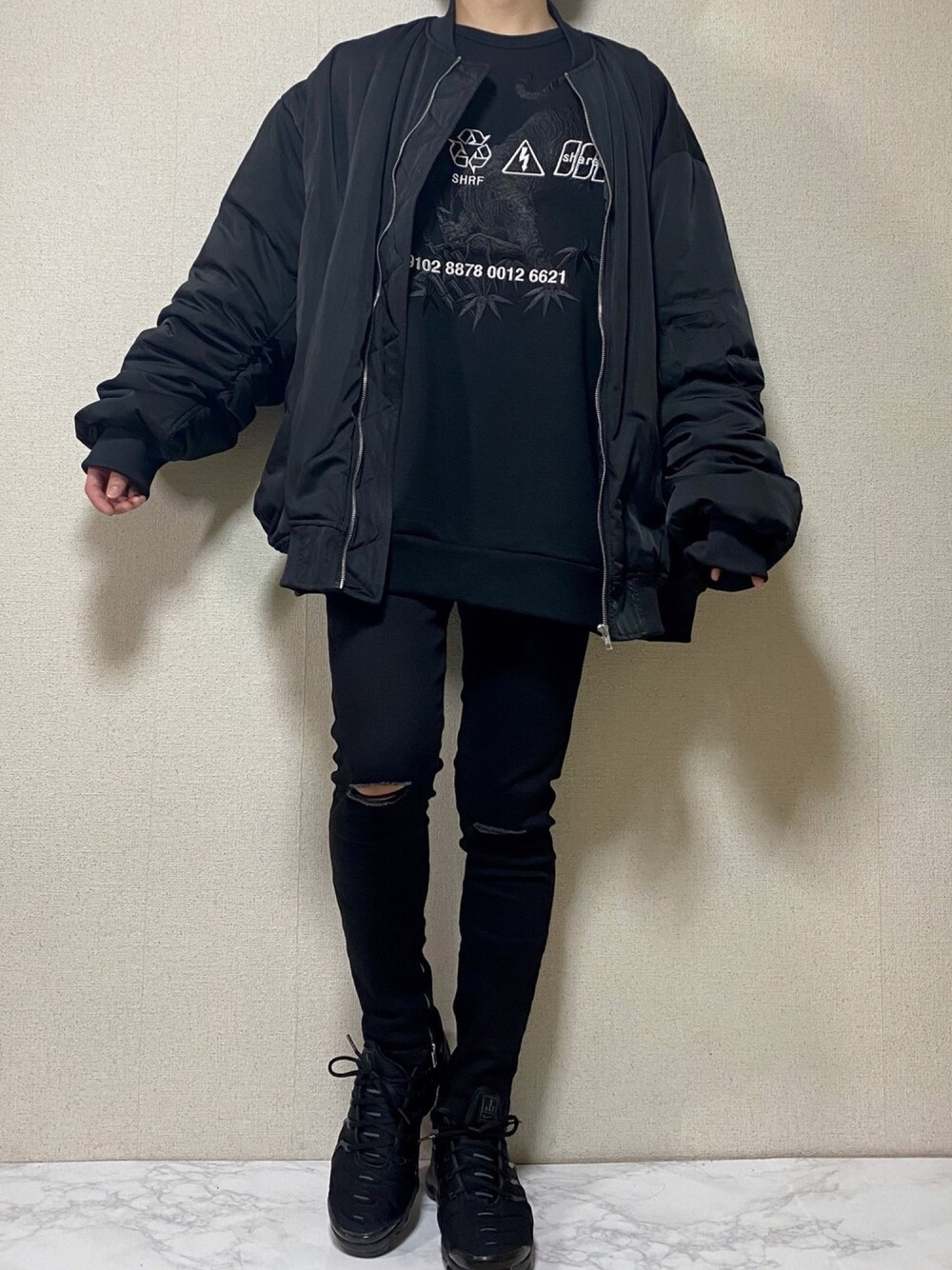 「SHAREEF、黒スキニー、カジュアル、オールブラック、低身長、おしゃれさんと繋がりたい、いいね、save、フォローお願いします🤑、NIKE、シャリーフ(SHAREEF)、act'm」｜「SHAREEFの"虎"emb. BIG SWEAT（スウェット、ブラック系）」を使った、東さん（メンズ・164cm）の冬コーディネートの1枚目の写真