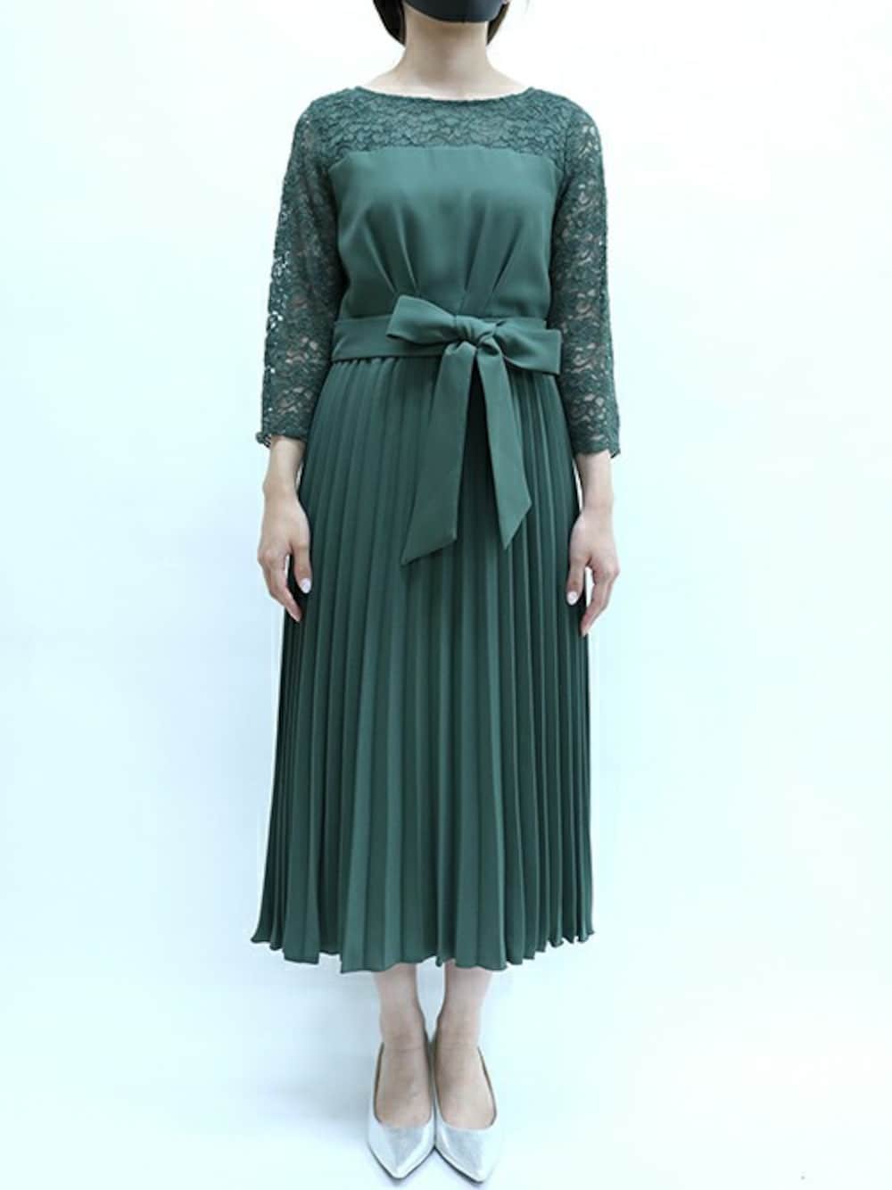 グリーン系のドレスを着用したレディースの秋コーディネートの1枚目の写真