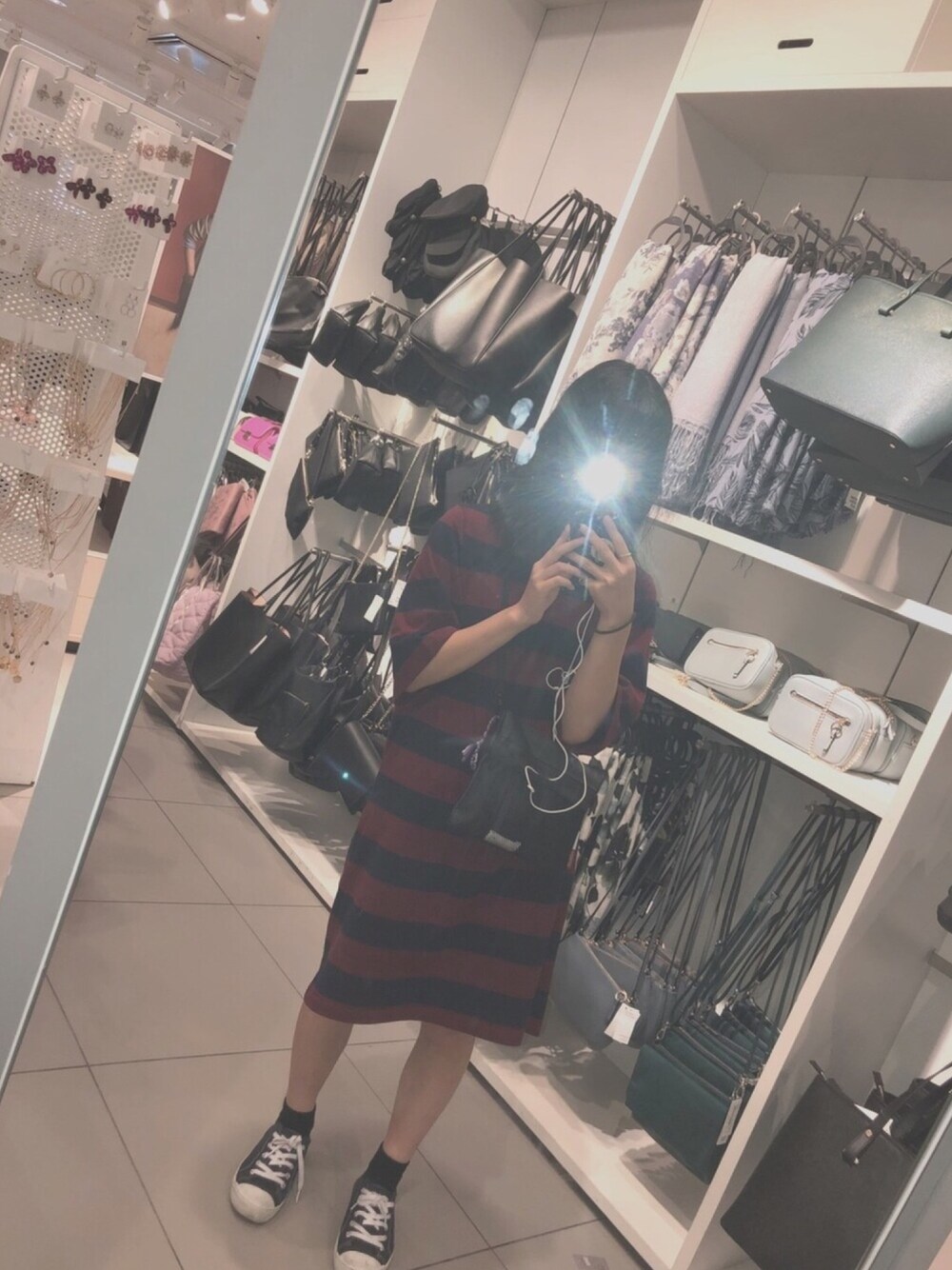 「高校生、ワンピース、Honeys、H&M、夏コーデ、シンプル、スニーカー、ゆるコーデ、プチプラ」｜「Honeysのアイテム（ワンピース/ドレス、レッド系）」を使った、やドんさん（レディース・159cm）の秋コーディネートの1枚目の写真