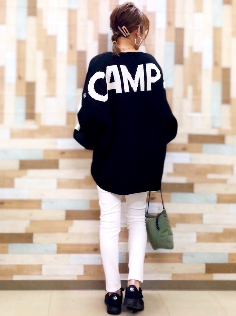 「ライトオン、righton、right_on_pr、CAMP7、ニット、冬コーデ、スニーカー、オトナカジュアル」｜「CAMP7の【CAMP7】バックロゴニット（ニット/セーター、ブラック系）」を使った、tomoさん（レディース・160cm）の秋コーディネートの1枚目の写真