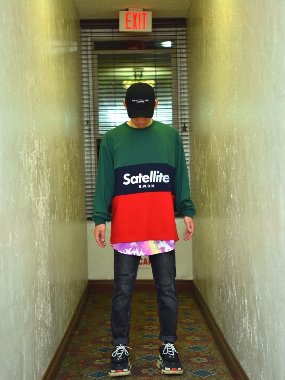 その他のタンクトップ、その他のスニーカー、グリーン系のTシャツ/カットソーを着用したメンズの春コーディネートの1枚目の写真