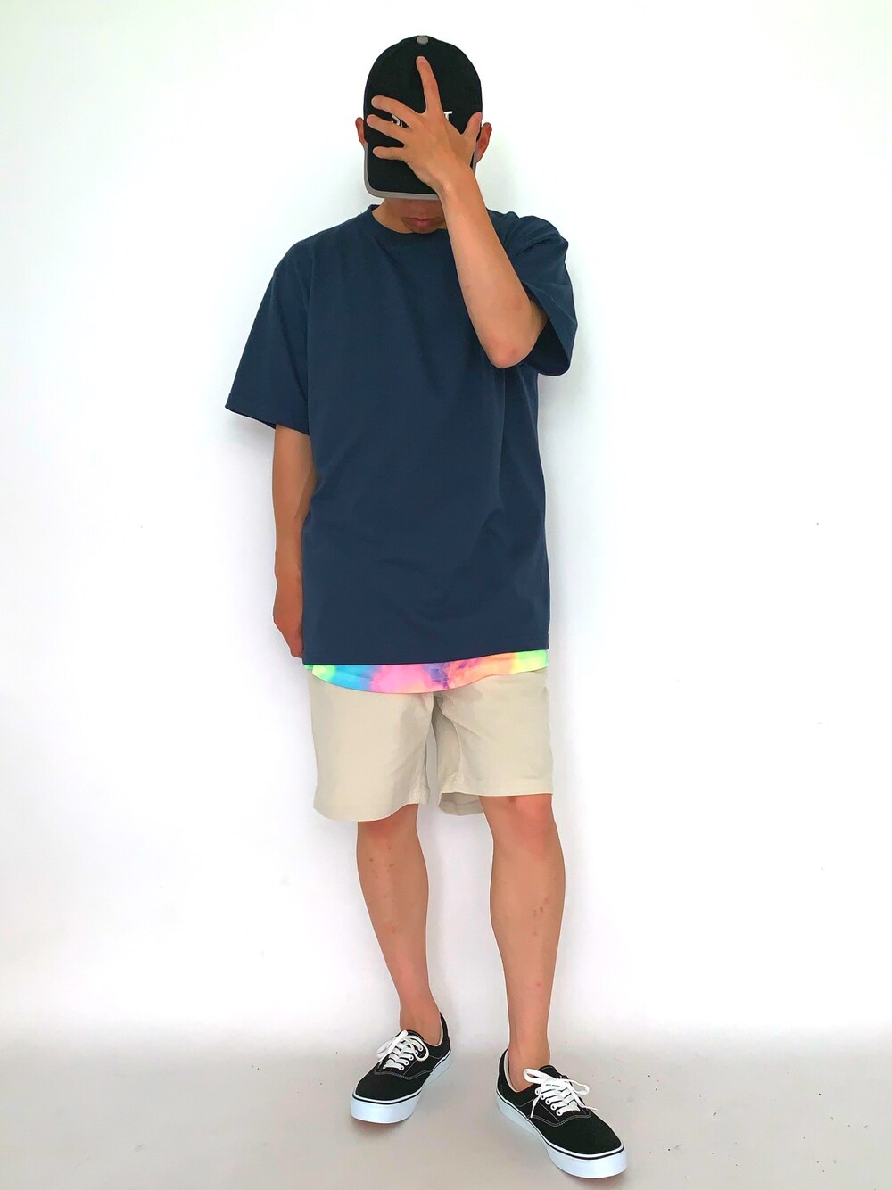 ブルー系のTシャツ/カットソー、その他のタンクトップ、ホワイト系のその他パンツを着用したメンズの夏コーディネートの1枚目の写真